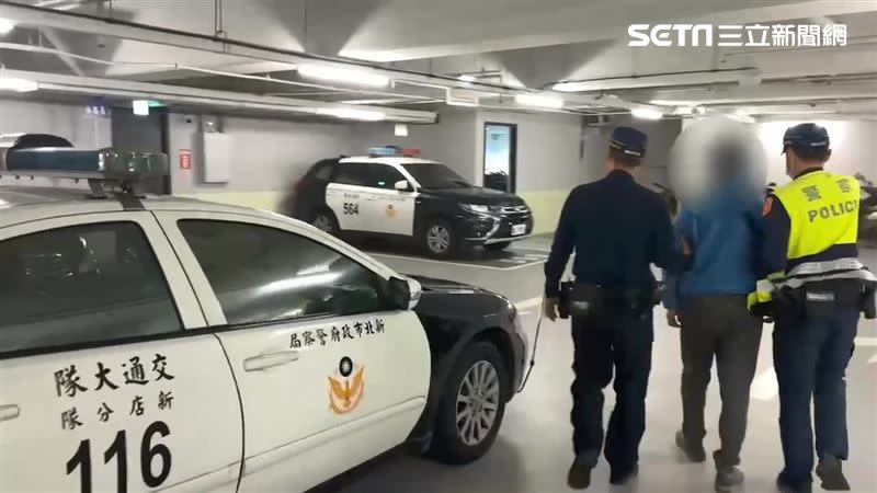 警方將葉姓砂石車駕駛帶回偵訊。（圖／翻攝畫面）