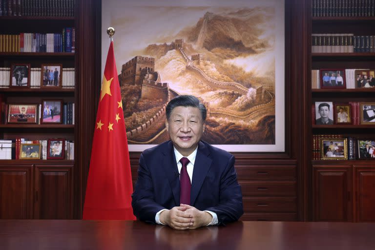 El presidente chino, Xi Jinping, pronuncia un mensaje de Año Nuevo, el sábado 31 de diciembre de 2022. (Ju Peng/Xinhua vía AP)