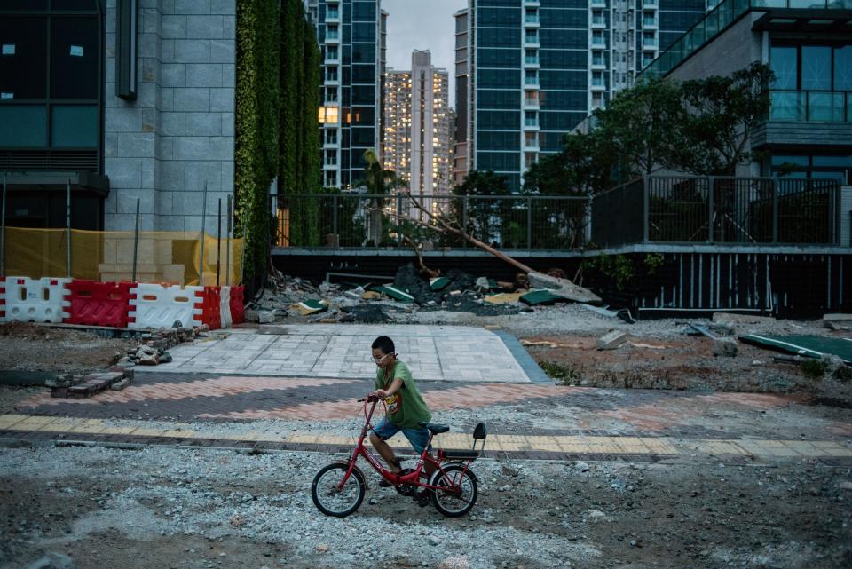 2018年颱風山竹對將軍澳海岸一帶的破壞不小，該處亦已被土木工程處列為改善工程重點。 (PHILIP FONG/AFP via Getty Images)