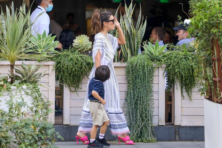 Eva Longoria y su esposo, José Baston, disfrutan de un tiempo familiar de calidad mientras salen a almorzar con sus hijos Santiago y Mariana en Avra, ​​en Beverly Hills, en Beverly Hills