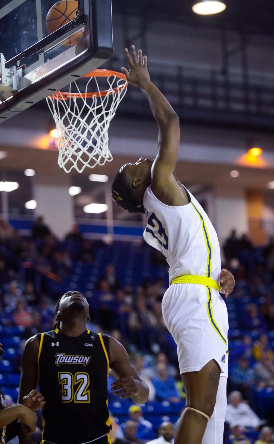 Delaware's Jyare Davis scores on a reverse layup in the second half of the Blue Hens' 72-59 win against Towson at the Bob Carpenter Center, Wednesday, Jan. 11, 2023.