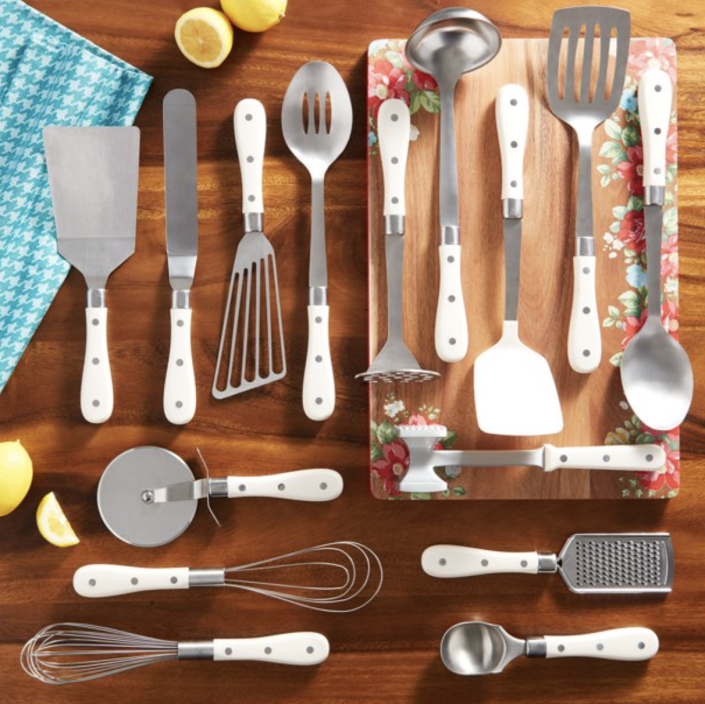 L'Ensemble De 15 Pièces De The Pioneer Woman Est Équipé De Tous Les Ustensiles De Cuisine Dont Vous Aurez Besoin.  (Photo : Wal-Mart)