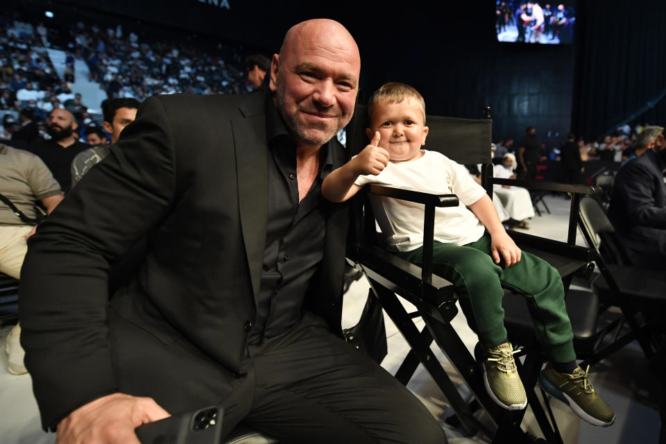 Hasbulla junto a Dana White, presidente de la UFC, en 2021. (Chris Unger/Zuffa LLC)