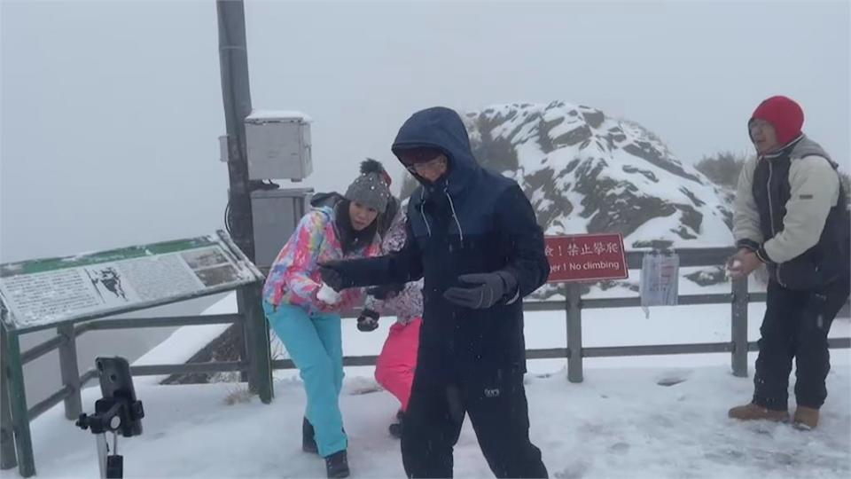 中部高山銀白世界　合歡山、雪霸遊客興奮打雪仗