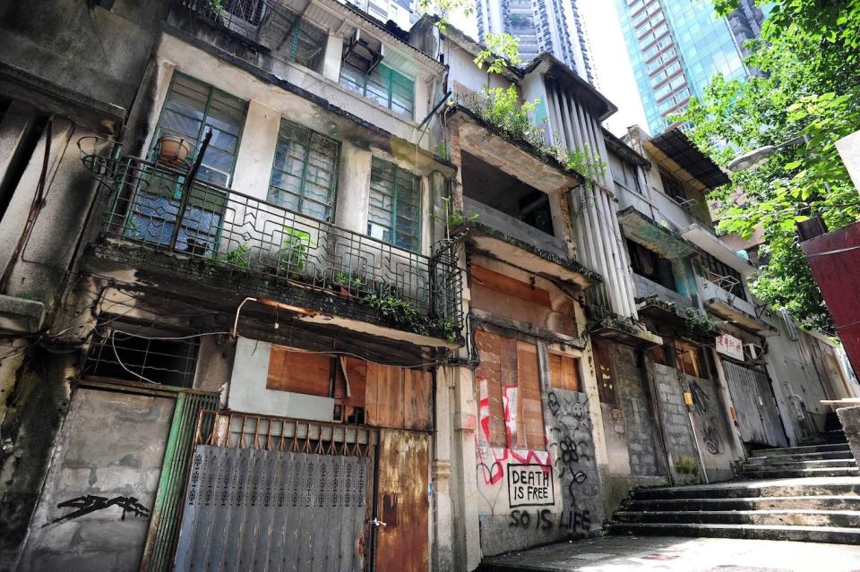 華賢坊西唐樓有逾60年歷史，保育前殘破不堪。市建局圖片