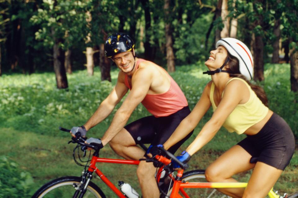 Al sentarte, balancea tu cuerpo y asegúrate de que la longitud y anchura del asiento se amolda a tu pelvis; para reducir la presión también debes ajustar la altura del manillar. (Foto: Getty)