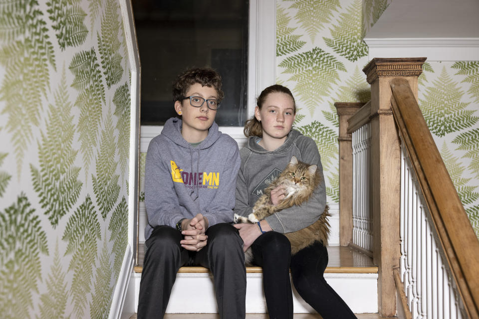 Wes y Zoe Sumner, de 16 y 13 años, en su casa de Minneapolis, el 12 de febrero de 2021. (Tim Gruber/The New York Times)