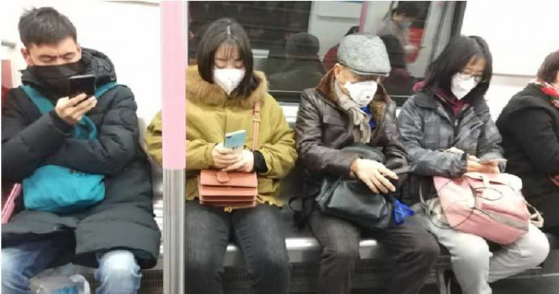 有網友貼出武漢地鐵照片，反駁武漢人不戴口罩的謠言。（圖／南京政務服務施sir微博）