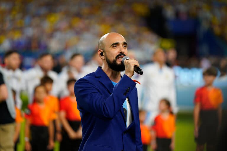 Abel Pintos canta el himno nacional argentino.