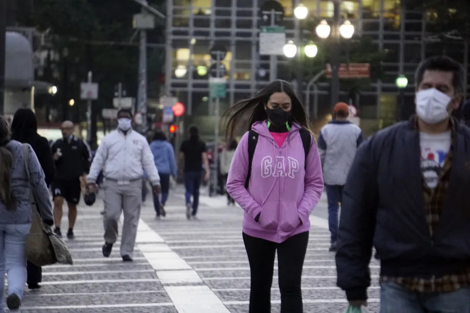 Pessoas usando máscara  caminham em São Paulo, Brasil, em 20 de julho de 2021 em meio à pandemia de Covid-19 e onda de frio que atingiu a região. (Foto por Cris Faga/NurPhoto via Getty Images)