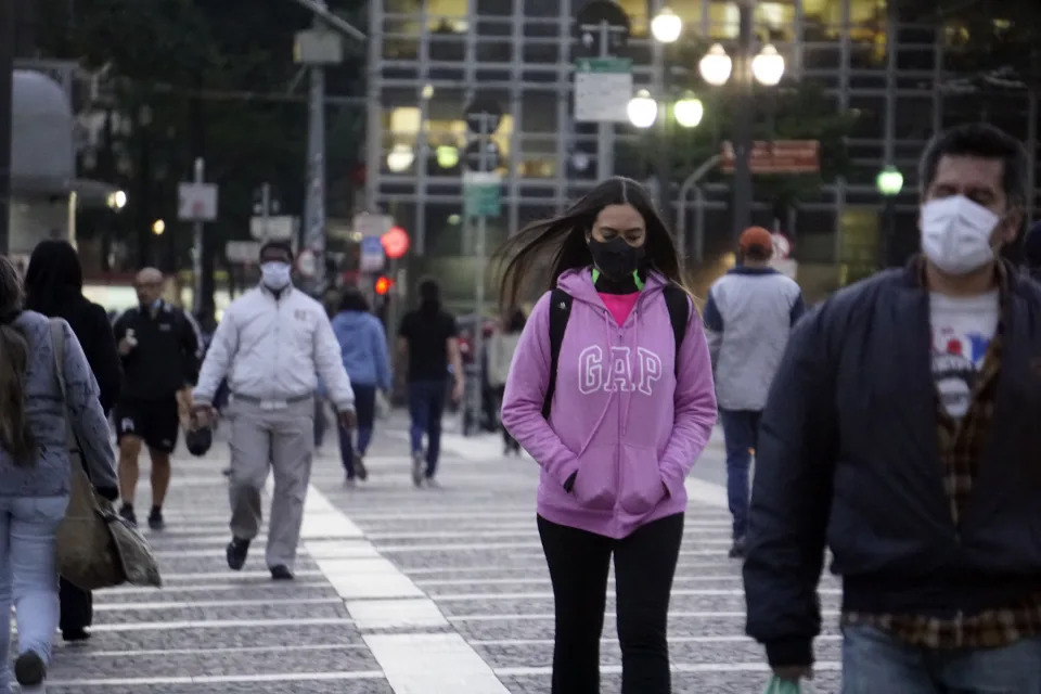 Pessoas usando m&#xe1;scara  caminham em S&#xe3;o Paulo, Brasil, em 20 de julho de 2021 em meio &#xe0; pandemia de Covid-19 e onda de frio que atingiu a regi&#xe3;o. (Foto por Cris Faga/NurPhoto via Getty Images)