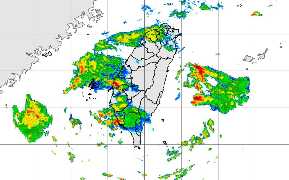 鋒面位於北部海面，天氣依然不穩定，各地都有局部短暫陣雨或雷雨，尤其午後山區及近山區處雨勢可能較大，易有短延時強降雨，並有局部大雨或豪雨發生的機率。（圖：氣象局網站）