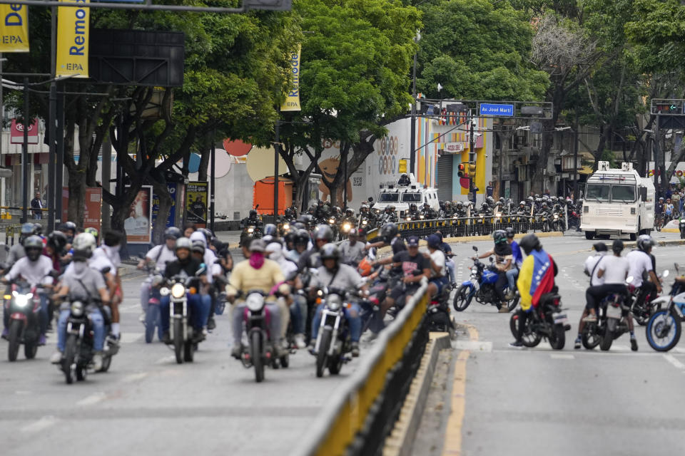 La Guardia Nacional persigue a los manifestantes que protestan contra los resultados oficiales de las elecciones que declaran que el presidente Nicolás Maduro ganó la reelección en Caracas, Venezuela, el martes 30 de julio de 2024. (AP Foto/Matías Delacroix)