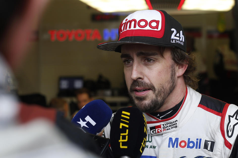 Fernando Alonso atendiendo a la prensa durante las 24 horas de Le Mans (AP Photo/Thibault Camus)