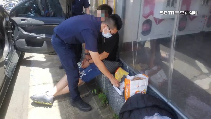 馮姓男子持刀刺死哥哥，在楊梅火車站前的店家附近遭警方逮捕。