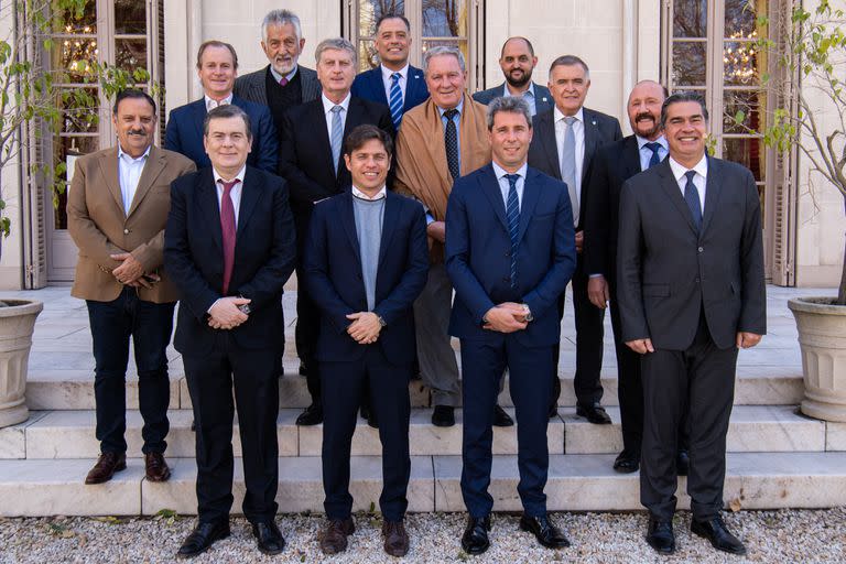 Los gobernadores peronistas, este viernes en la puerta de la residencia del mandatario bonaerense en La Plata