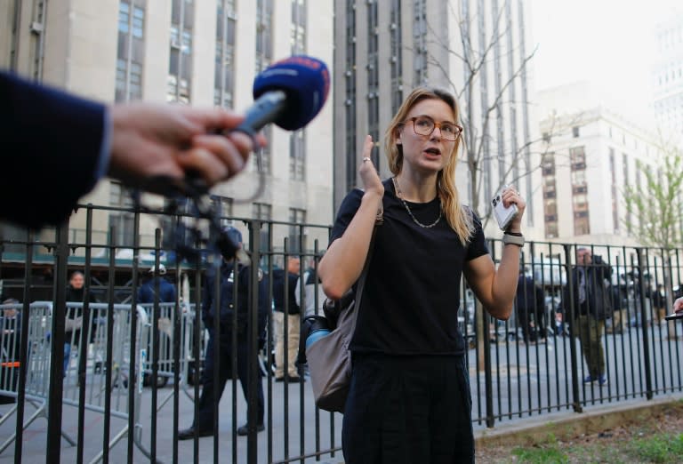 Kara McGee, descartada en la selección del jurado, habla con la prensa en el exterior del Tribunal Supremo de Manhattan, el 16 de abril, donde se celebra el histórico juicio al expresidente Donald Trump (Kena Betancur)