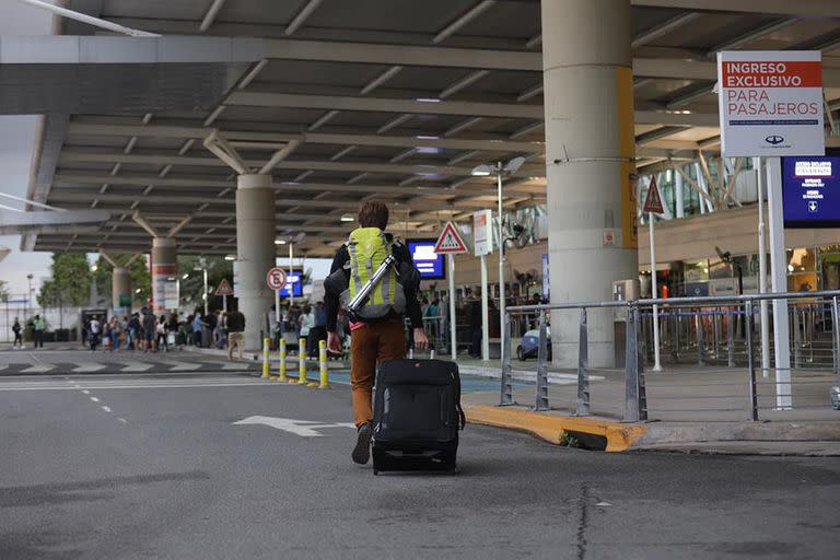 Los menores de 60 años siguen comprando pasajes, mientras que los mayores están posponiendo sus ganas de viajar hasta que haya un mejor panorama sanitario, dicen las agencias