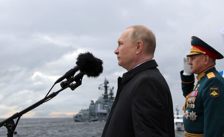 El presidente de Rusia, Vladímir Putin, junto al ministro de Defensa ruso, Sergei Shoigu, mientras participa en el principal desfile naval que marca el Día de la Armada rusa, en San Petersburgo el 31 de julio de 2022