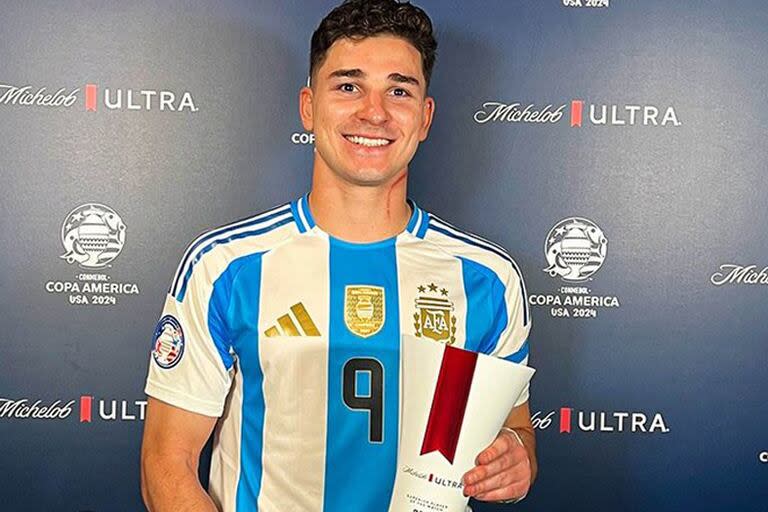 Julián Álvarez recibió el premio al mejor jugador del partido en el debut de la Copa América ante Canadá.