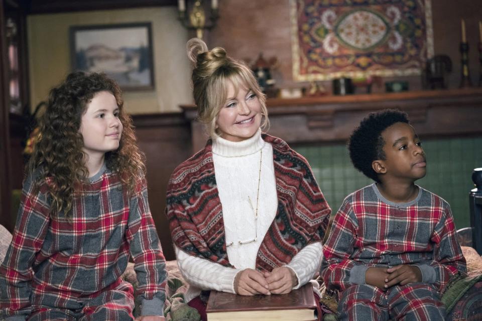THE CHRISTMAS CHRONICLES 2, from left: Darby Camp, Goldie Hawn as Mrs. Claus, Jahzir Bruno, 2020. ph: Joe Lederer /  Netflix / Courtesy Everett Collection