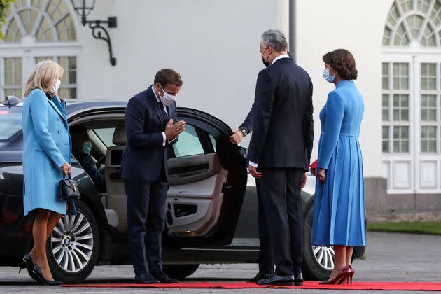 <p>Emmanuel et Brigitte Macron rencontrent le président lituanien Gitanas Nauseda et son épouse Diana Nausediene , au palais présidentiel de Vilnius, lundi. </p>