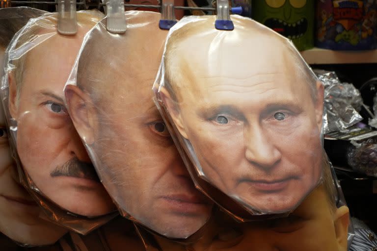 Máscaras del presidente ruso Vladimir Putin, el jefe del Grupo Wagner, Yevgeny Prigozhin, y e presidente bielorruso Alexander Lukashenko.