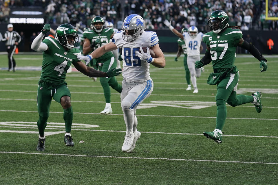 Detroit Lions tight end Brock Wright (89) carries the ball to the end zone against New York Jets cornerback D.J. Reed (4) and linebacker C.J. Mosley (57) for a touchdown during the fourth quarter of an NFL football game, Sunday, Dec. 18, 2022, in East Rutherford, N.J. (AP Photo/Seth Wenig)