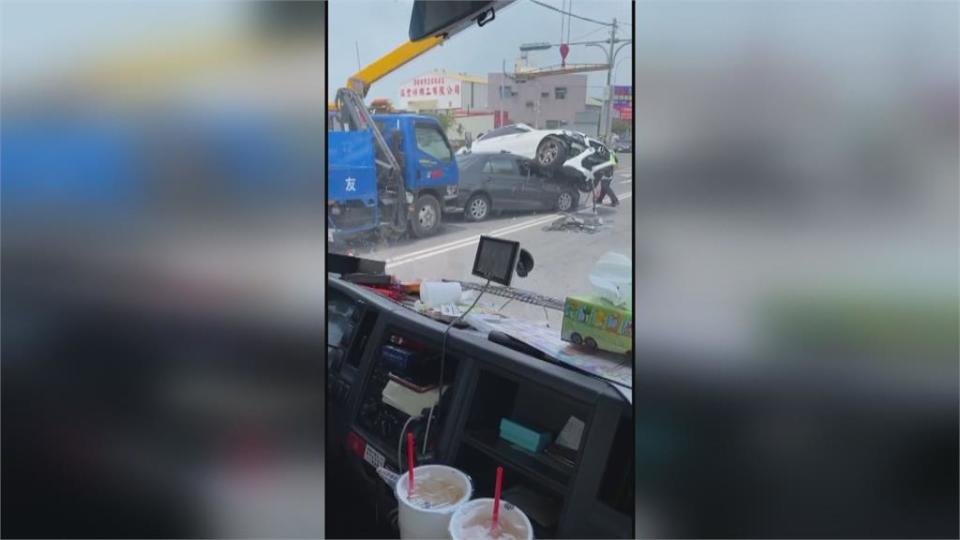 酒駕下交流道直衝　賓士車騎上自小客釀3傷