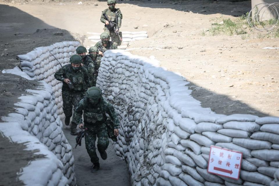 陸軍在新北八里淡江大橋下挖設「戰壕系統」，國軍模擬戰事迅速進入戰壕內。（中央社）