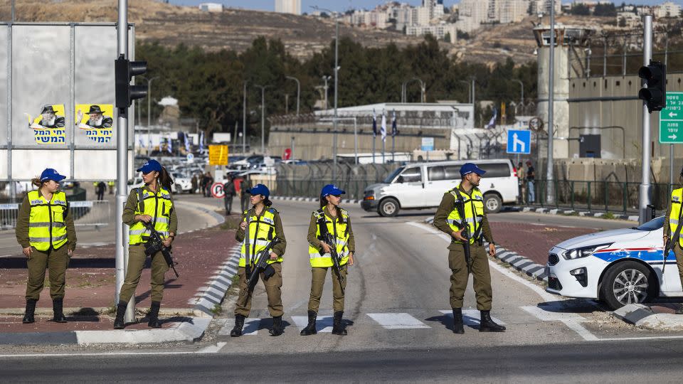 Israeli military police guard the entrance to Ofer Israeli military prison, as Palestinian prisoners arrive from another Israeli prison, as part of an agreement between Israel and Hamas, on November 24. - Ilia Yefimovich/picture alliance/Getty Images