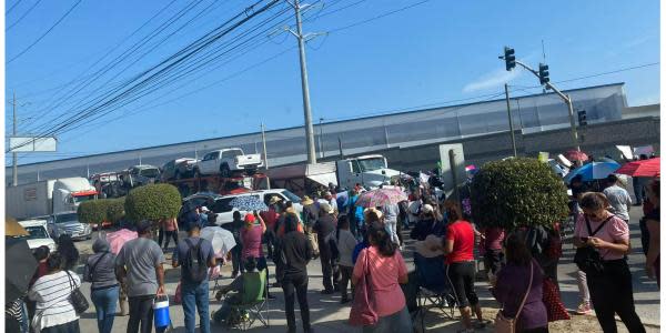 Manifestantes de Tijuana bloquean garita de Otay; exigen a AMLO que atienda su caso