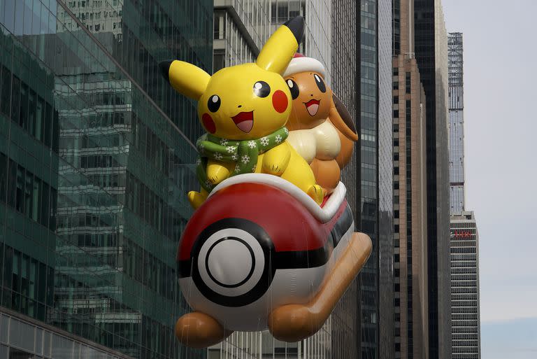 El globo de Pikachu y Eevee flota por la Sexta Avenida