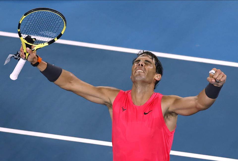 El español Rafael Nadal festeja su triunfo sobre el local Nick Kyrgios en la cuarta ronda del Abierto de Australia, el lunes 27 de enero de 2020, en Melbourne, Australia. (AP Foto/Andy Wong)