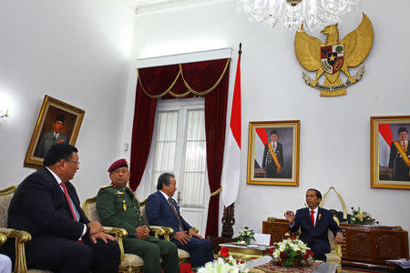 (R-L) Indonesia's President Joko Widodo talks with Malaysia's Foreign Minister Dato Sri Anifah Aman, Malaysian Armed Forces General Tan Sri Zulkifeli Mohd, and Philippine's Foreign Minister Jose Rene Almendras before a meeting at The Gedung Agung in Yogyakarta, Indonesia, May 5, 2016. ANTARA FOTO/Andreas Fitri Atmoko/via REUTERS ATTENTION EDITORS - THIS IMAGE WAS PROVIDED BY A THIRD PARTY. FOR EDITORIAL USE ONLY. MANDATORY CREDIT. INDONESIA OUT.