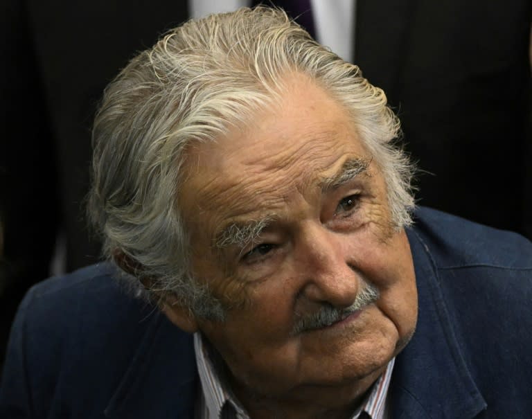 El expresidente uruguayo José Mujica durante una ceremonia en la que fue honrado por su contribución al proceso de paz colombiano, en Montevideo el 16 de febrero de 2023 (Pablo PORCIUNCULA)