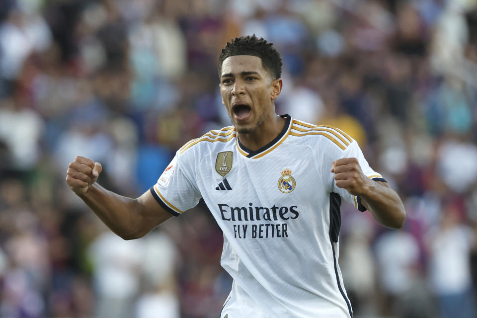 Jude Bellingham, del Real Madrid, festeja luego de conseguir su segundo gol durante un partido de La Liga ante el Barcelona, el sábado 28 de octubre de 2023 (AP Foto/Joan Monfort)