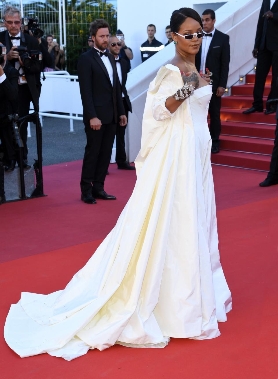 Rihanna vestida de esposa en Cannes, too much!