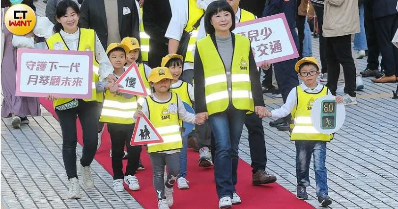 為了維護幼童的乘車安全，立委林月琴呼籲家長，應注意幼兒園是否使用正規的幼兒專用車接送學員。（圖／黃耀徵攝）