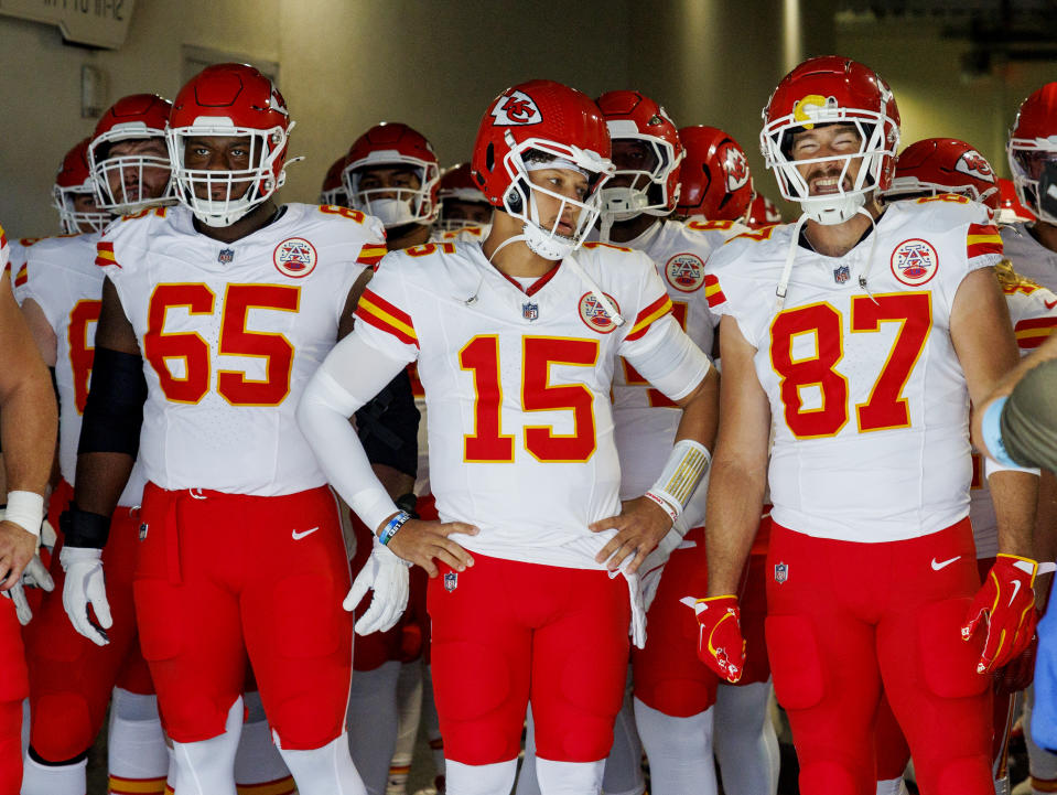 INGLEWOOD, CA - 29 DE SEPTIEMBRE de 2024: El ala cerrada de los Kansas City Chiefs Travis Kelce (87), a la derecha, sonríe junto al mariscal de campo de los Kansas City Chiefs Patrick Mahomes (15) y al guardia de los Kansas City Chiefs Trey Smith (65) antes de correr hacia el campo para enfrentar a los Chargers en el So-Fi Stadium el 29 de septiembre de 2024 en Inglewood, California. (Gina Ferazzi/Los Angeles Times vía Getty Images)