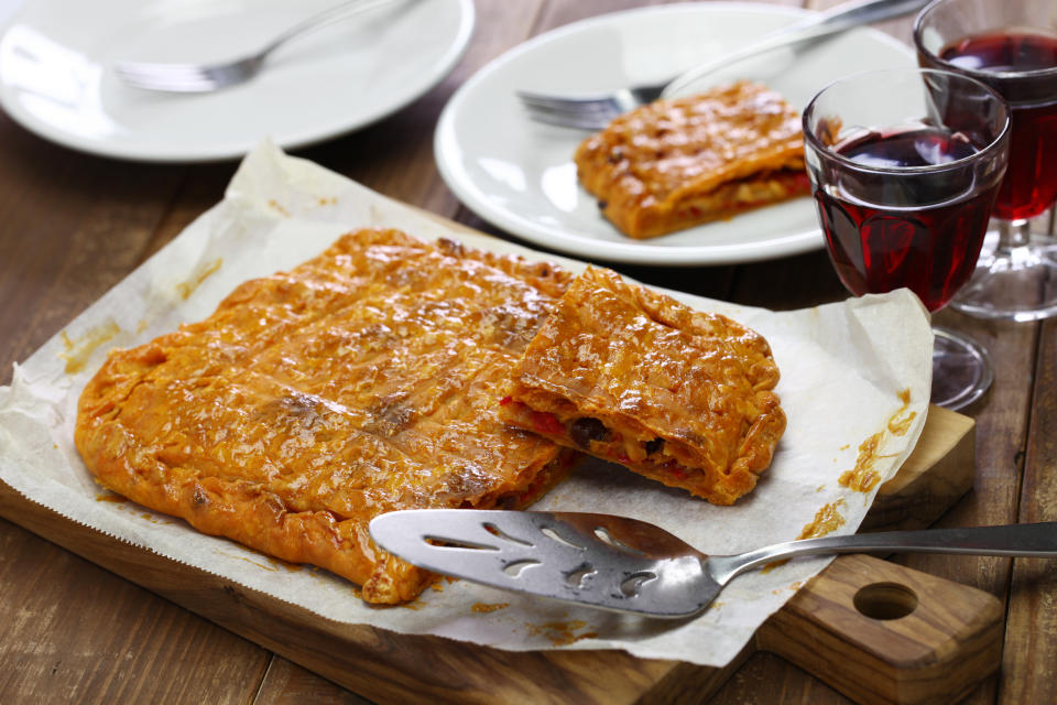 Es importante que el relleno de la empanada sea generoso. Foto: Getty Creative