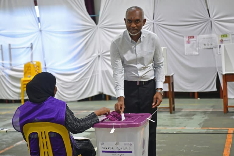 Le président des Maldives, Mohamed Muizzu, vote aux législatives, le 21 avril 2024 à Malé (Mohamed Afrah)