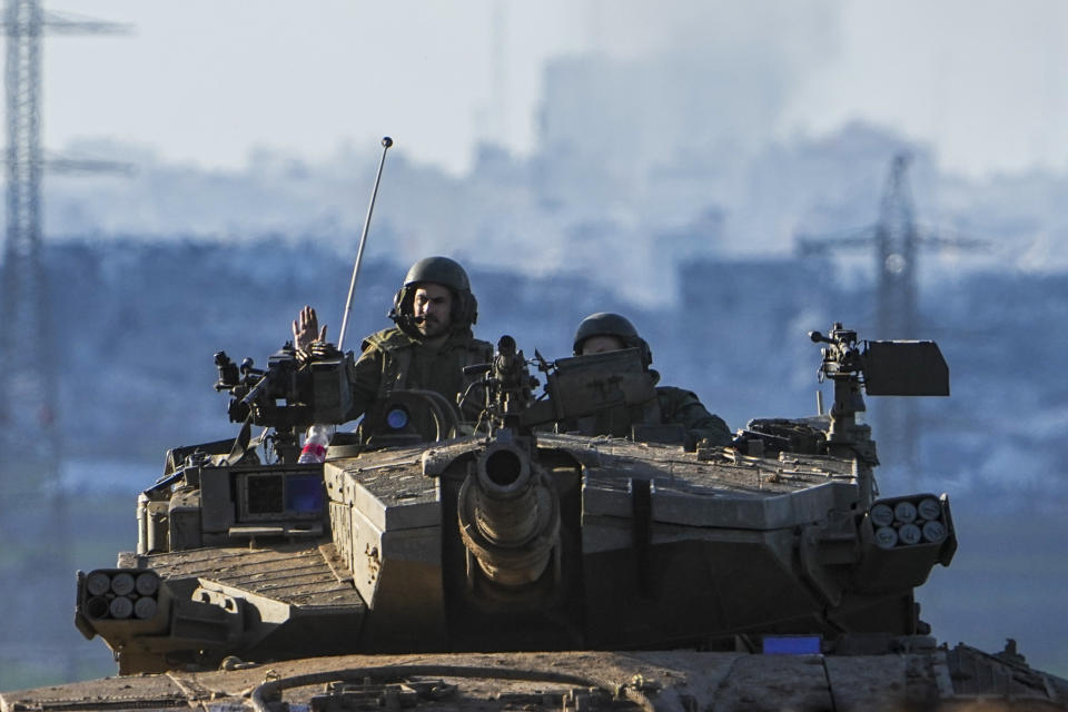 Soldados israelíes recorren en un tanque de guerra la frontera israelí con la Franja de Gaza, el domingo 4 de febrero de 2024. (AP Foto/Ariel Schalit)