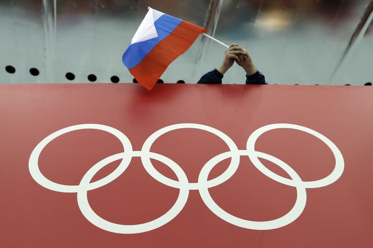 Una bandera rusa es desplegada encima de los anillos olímpicos durante los Juegos de Invierno en Sochi, Rusia, en 2014