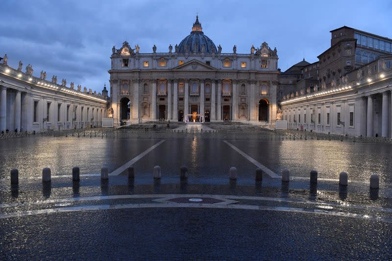 Foto del viernes del Papa Francisco dando una inusual bendición "Urbi et Orbi" -a la ciudad y al mundo- en una Plaza de San Pedro vacía en el Vaticano