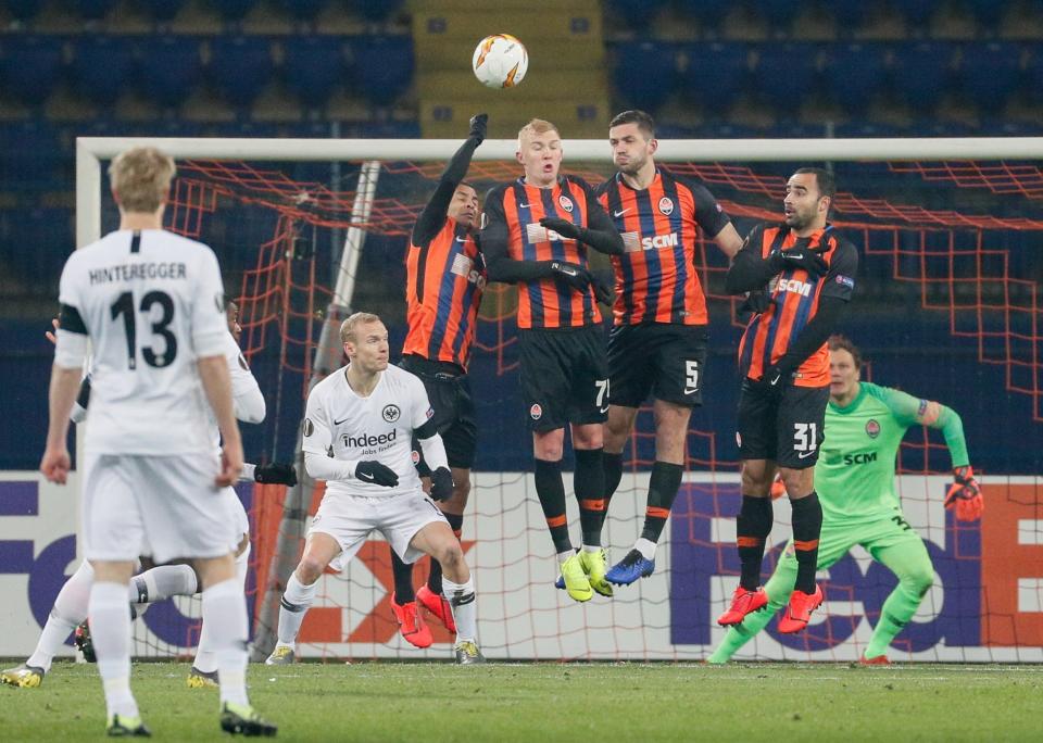 Los jugadores del Shakhtar saltan durante un tiro libre en el partido de la UEFA Europa League entre Shakhtar Donetsk y Eintracht Frankfurt, en Kharkiv (Ucrania). EFE/SERGEY DOLZHENKO