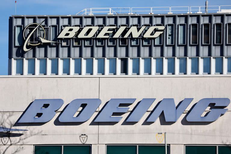 El logotipo de Boeing se muestra en los edificios de Boeing el 8 de enero de 2024 en El Segundo, California. 