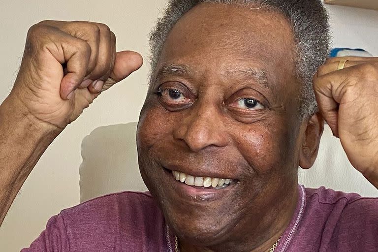 Pelé salió de terapia intensiva el martes de la semana pasada y está de buen ánimo; todavía no fueron difundidos los resultados de los análisis del tumor de colon.