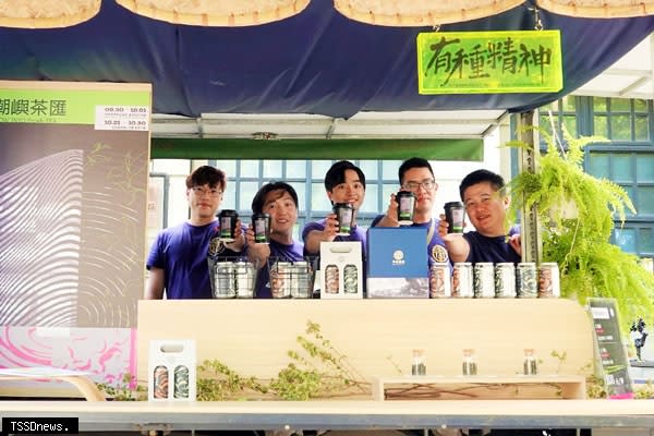 坪林青年茶業發展協會推出「行動茶Bar」，以特色調飲結合製茶體驗，巡迴雙北推廣「新北百萬冠軍茶」。（圖：新北市農業局提供）