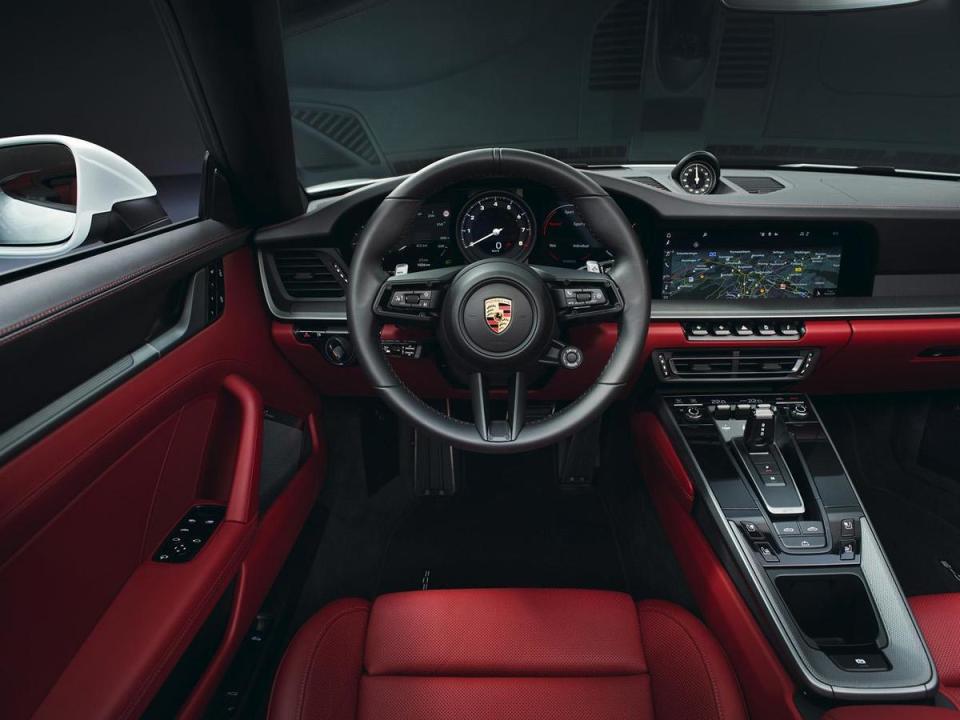 Carrera作為911車系入門車款，全新世代相較前代動力增加11 kW（15 PS），新世代科技配備媲美911 Carrera S車型，包含高科技內裝如10.9吋觸控顯示螢幕與先進駕駛輔助系統，如保時捷濕地模式，確保在濕滑地面上的行駛安全性。